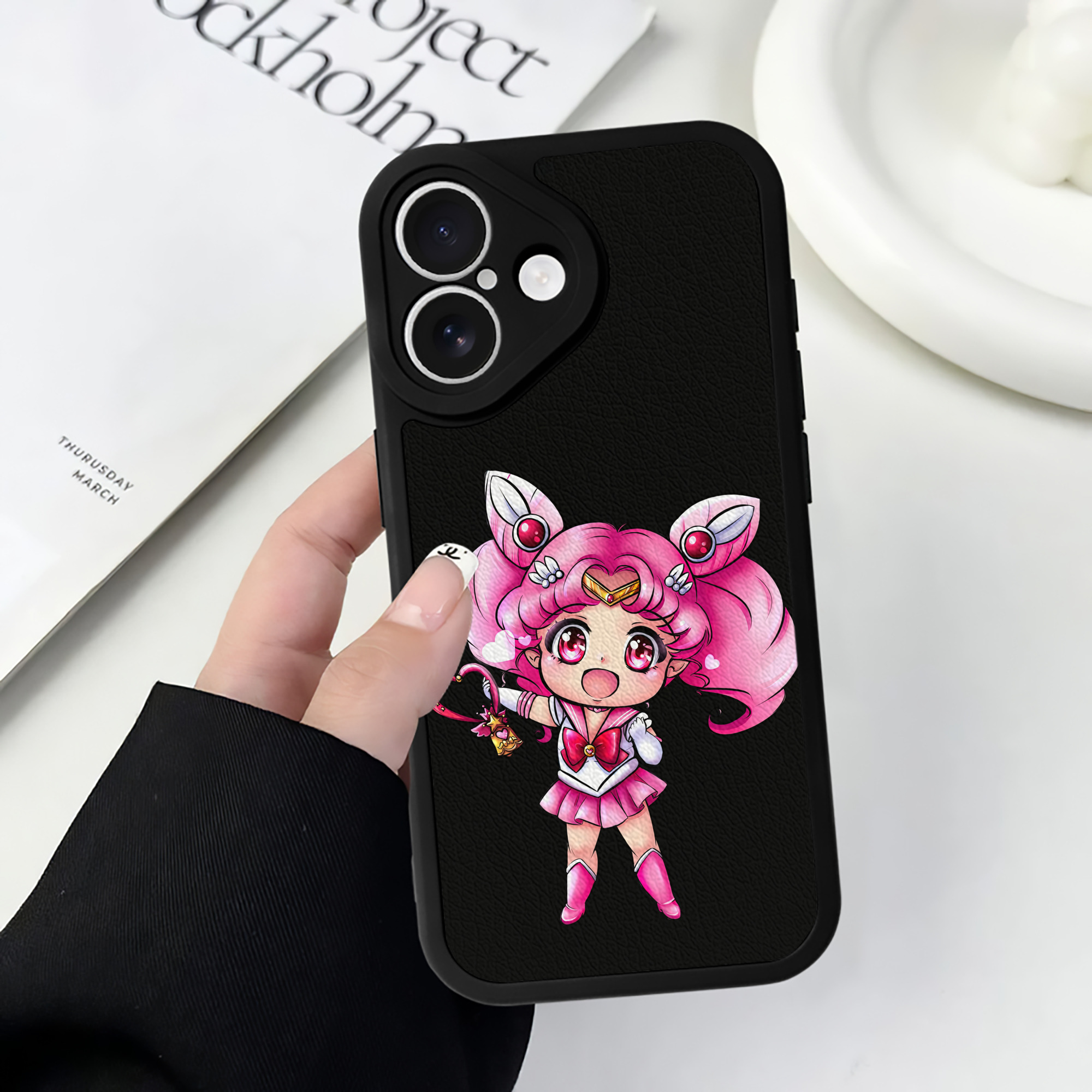（画像用） 美少女戦士セーラームーン ちびうさ Sailor Moon Chibiusa Tsukino Usagi Small Lady Serenity 【iPhone 16シリーズ対応】シリコンスマホケース（レザー調） 材質：シリコン